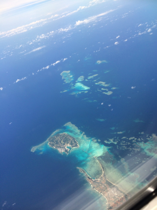 機内から見た宮古島と隣接する池間島