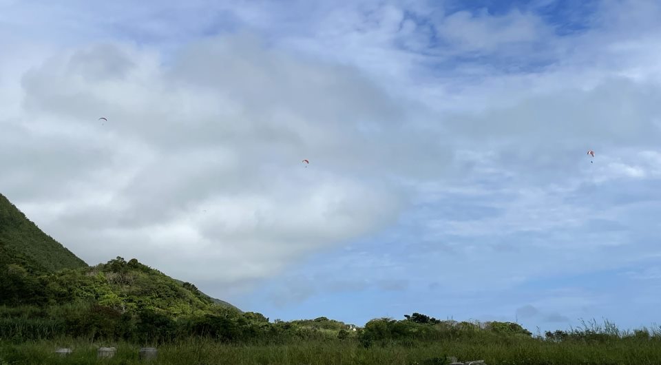 石垣島の空を飛ぶパラグライダー