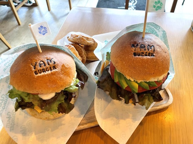 ホットチリチーズバーガーとナゲット