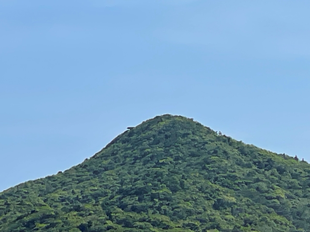 屋良部岳の山頂付近に見えるトロルの舌